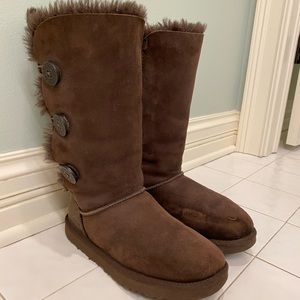 UGG Bailey Button Triplet Chocolate Ugg Boots Sz 8
